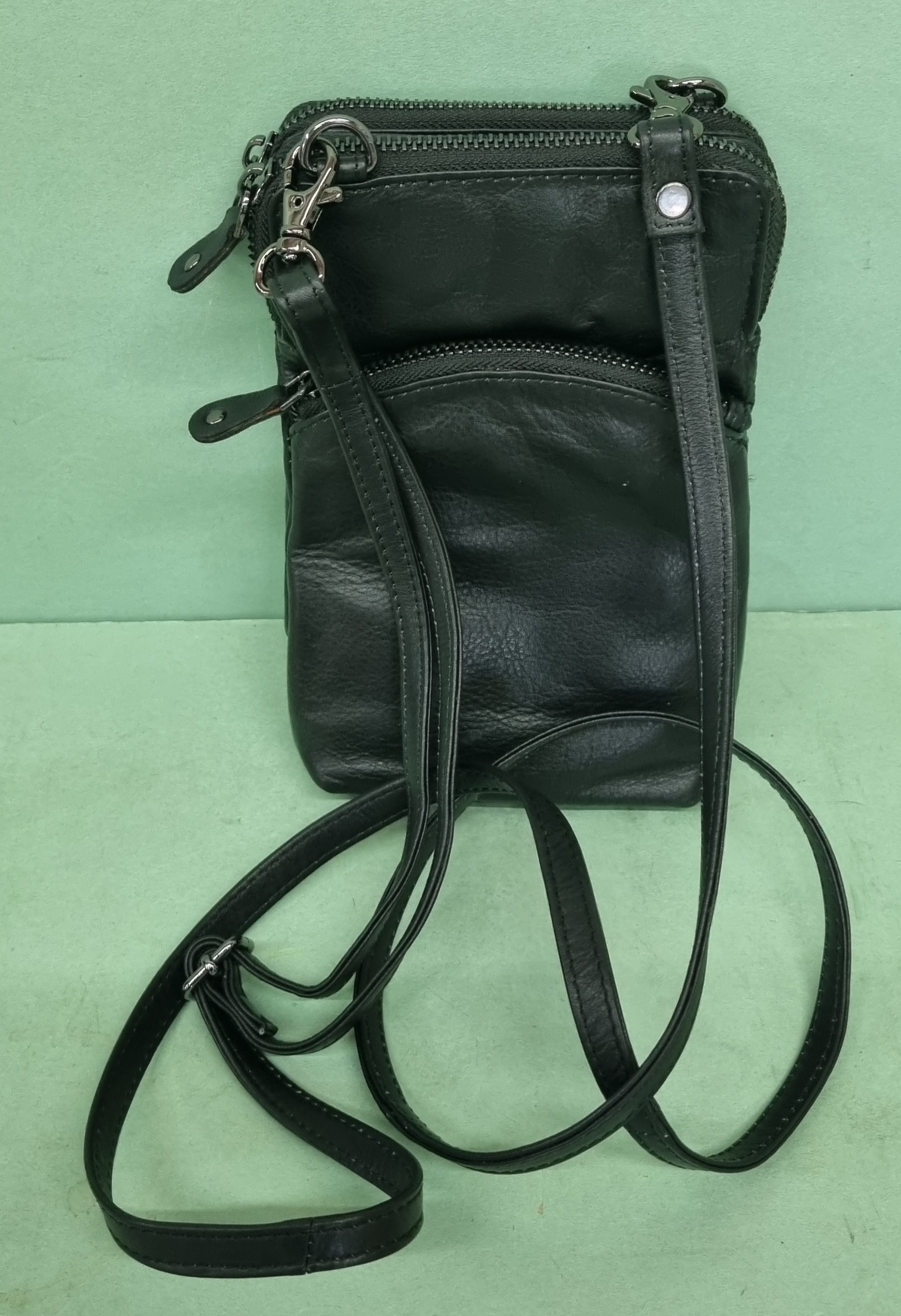 Dámska kožená crossbody kabelka čierna