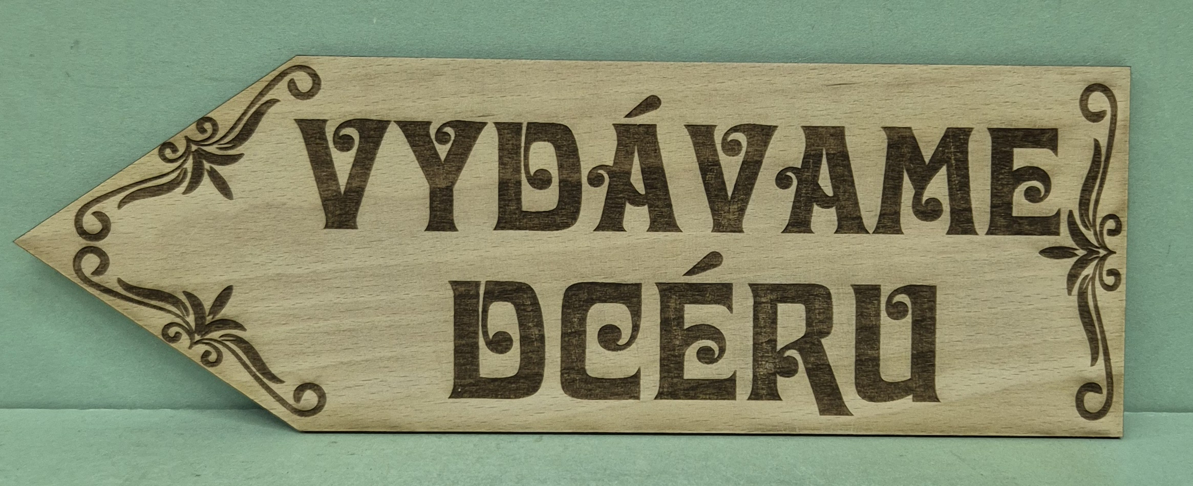 Svadobná drevená tabuľka VYDÁVAME DCÉRU