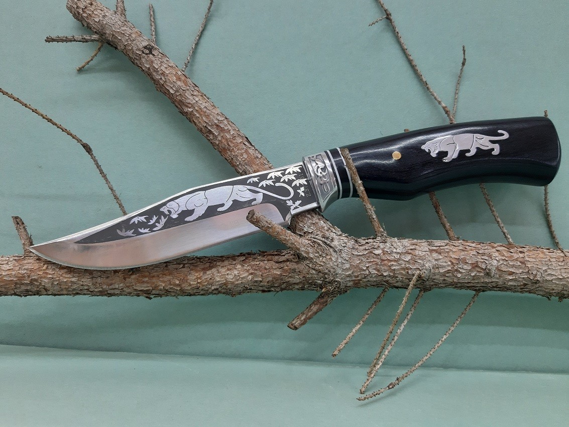 Poľovnícky nôž Kandar čierny motív puma 28/13cm + puzdro