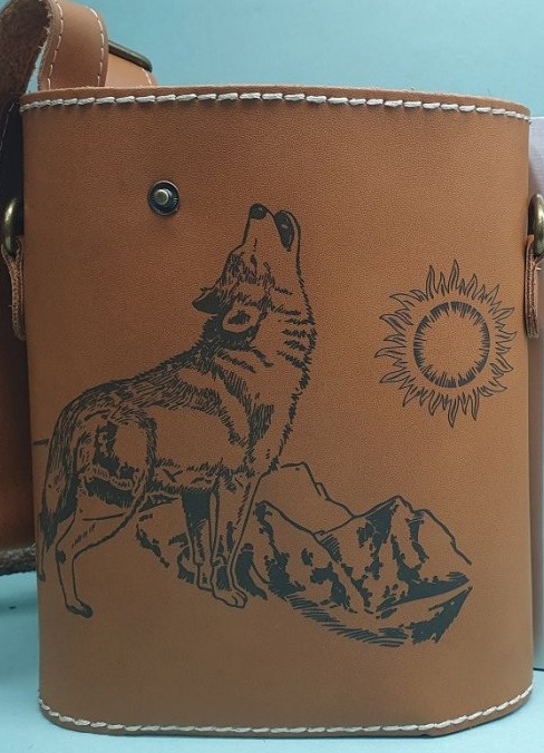 Ploskačka v koženom obale s motívom Vlk 1400ml