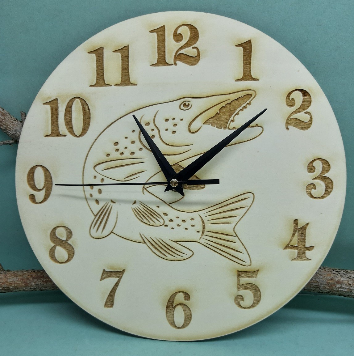 Drevené hodiny  Šťuka ø 25cm