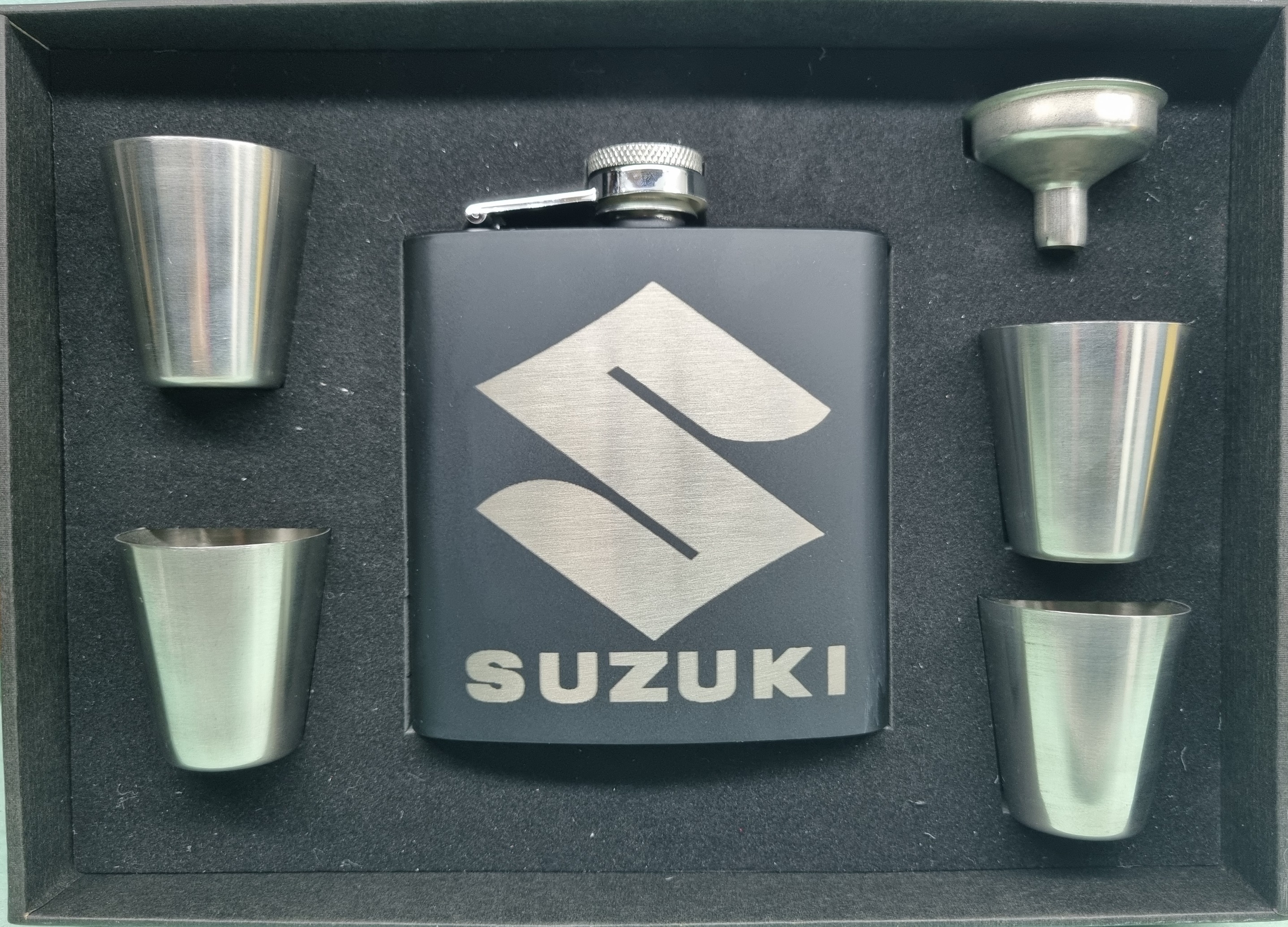 Ploskačka Suzuki SADA 4 poháriky a lievik