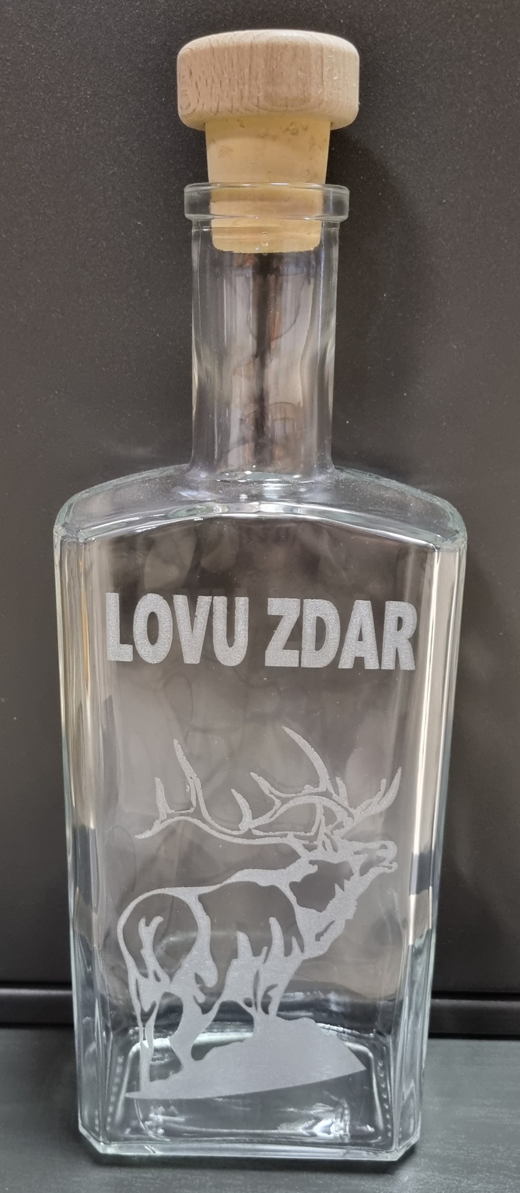 Darčeková fľaša s  motívom Jeleň Lovu zdar 1000ml